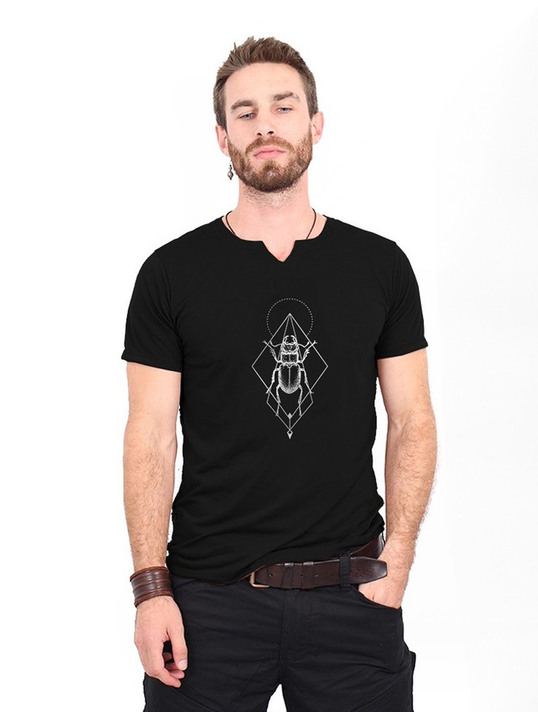 Toonzshop Scarab Spirit Slit V-neck T-shirt Póló Férfi Fekete Titán | KZONVAJ-16